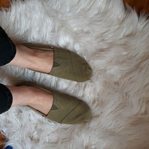 TOMS womens 7.5 olive green
